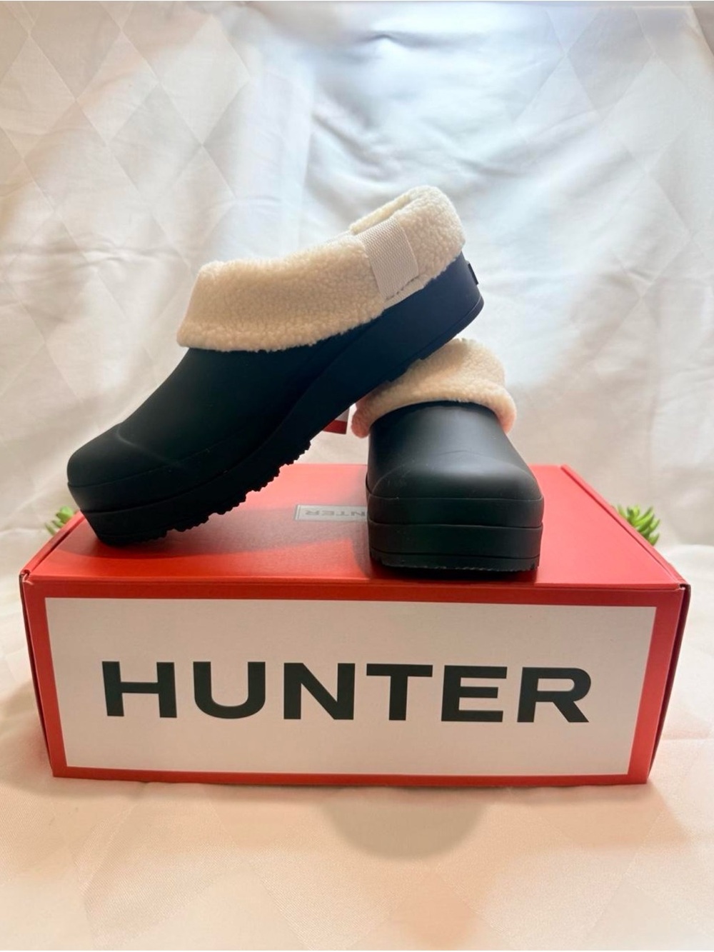Hunter Women Size 8 Black Clog with Cream Shearling Collar